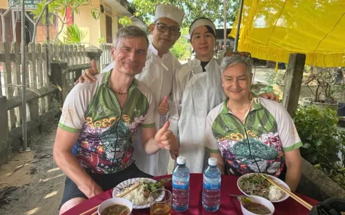 Du khách nhầm đám tang là quán ăn, gia chủ Thái Lan vẫn nhiệt tình đãi bữa tối