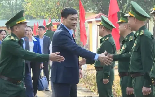 Phó Chủ tịch Quốc hội Vũ Hồng Thanh thăm, tặng quà Tết