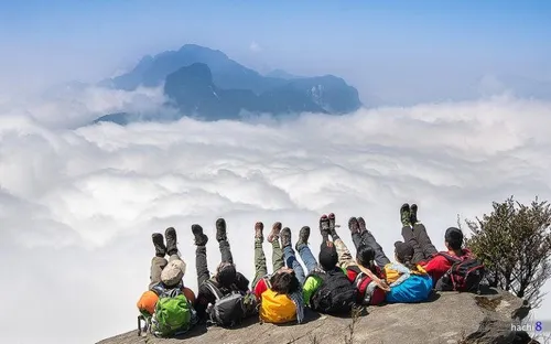 Giới trẻ rủ nhau lên núi mùa lạnh: Săn mây, ngắm sao giữa thiên nhiên hùng vĩ