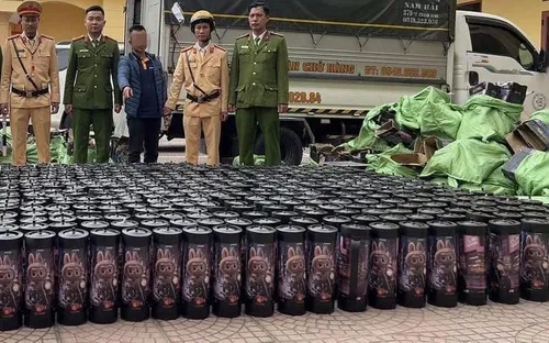 Phát hiện xe tải chở hàng trăm bình khí nghi “khí cười” tại Hải Phòng