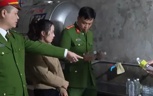 Triệt phá cơ sở sản xuất hơn 60.000 lít giấm giả