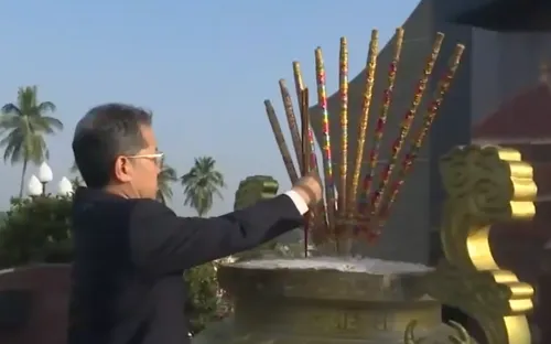 Bí thư Trung ương Đảng Nguyễn Văn Quảng dâng hương tại TP. Đà Nẵng