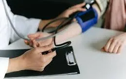 Người trên 50 tuổi bị cao huyết áp nên duy trì 3 thói quen buổi sáng để bảo vệ mạch máu não