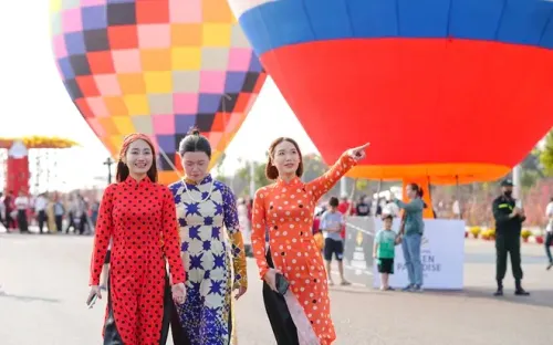 Khinh khí cầu, dù lượn rực rỡ bầu trời Cần Giờ dịp Xuân Bính Ngọ 2026