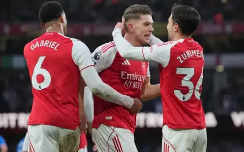 Arsenal vượt qua Sunderland 3-0, tạm bỏ xa Man City 9 điểm