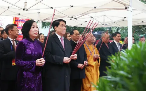 Chủ tịch nước Lương Cường dâng hương, thả cá cùng kiều bào tại hồ Gươm trong chương trình “Xuân Quê hương 2026”