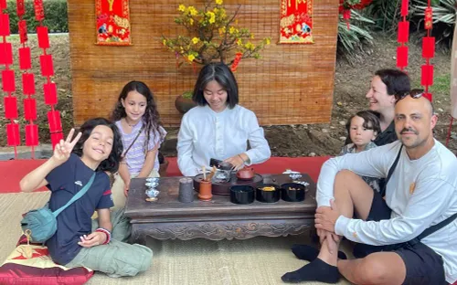 Du khách hào hứng trải nghiệm “Không gian Tết xưa ở Hội An”