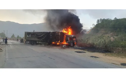 Quảng Ngãi: Xe tải bốc cháy ngùn ngụt trên đèo Lò Xo