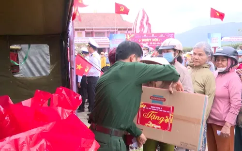 Mang Tết về vùng lũ Hòa Thịnh