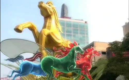 Trình chiếu thử mapping tại cổng chào Đường hoa Nguyễn Huệ trước ngày khai mạc