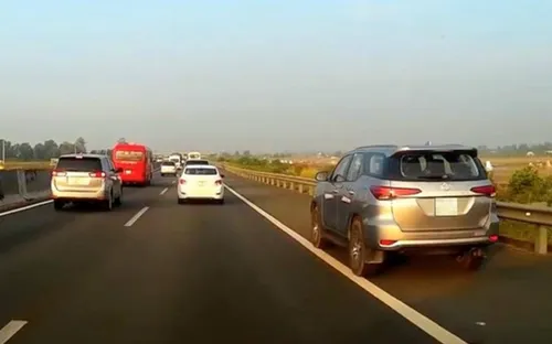 Dừng xe trên cao tốc: Bật đèn hazard đã đủ hay vẫn phải đặt biển cảnh báo?