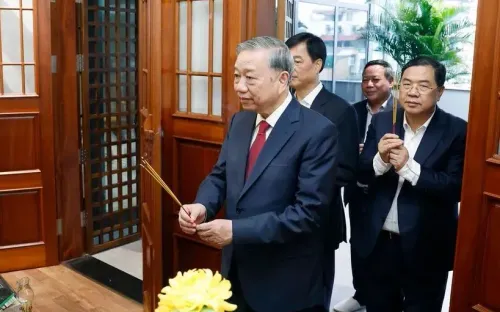 Tổng Bí thư Tô Lâm thắp hương tưởng niệm các đồng chí nguyên lãnh đạo Đảng, Nhà nước