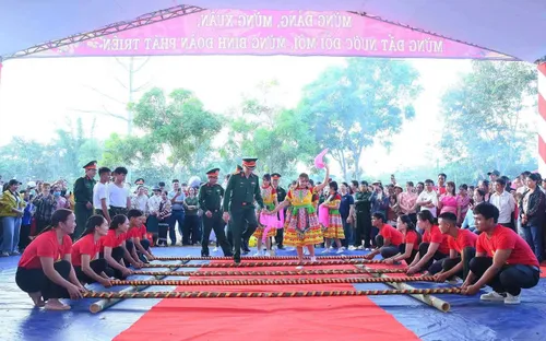 Xuân biên giới thắm tình quân dân