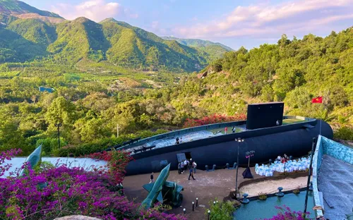 Khám phá tàu ngầm khổng lồ giữa núi rừng Khánh Hòa