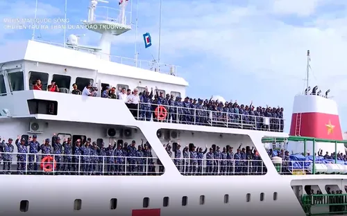 Trên chuyến tàu ra thăm quần đảo Trường Sa