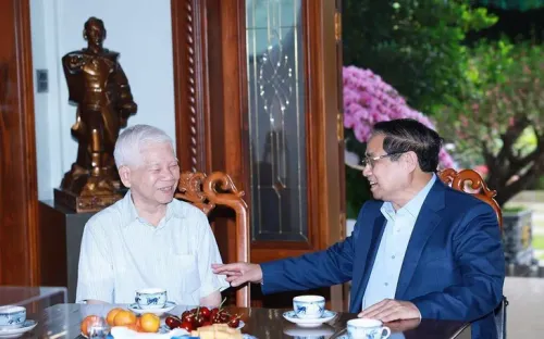 Thủ tướng Phạm Minh Chính thăm, chúc Tết nguyên lãnh đạo và dâng hương các cố lãnh đạo tại TP Hồ Chí Minh