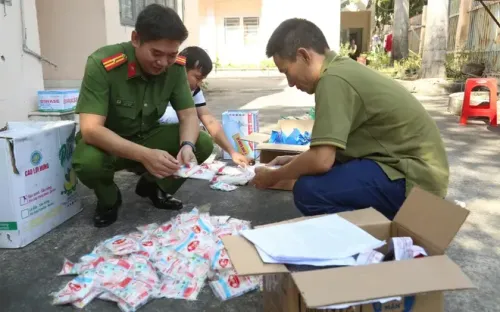 Triệt phá đường dây sản xuất, buôn bán bột ngọt, nước mắm giả tại TP Hồ Chí Minh