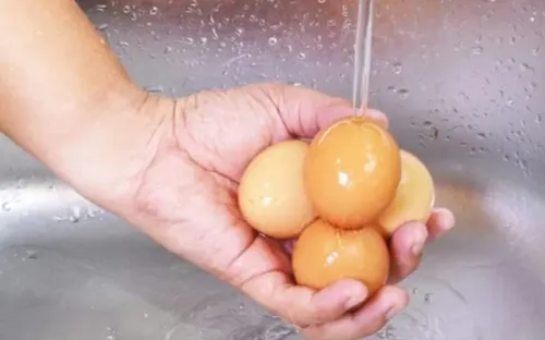 Chuyên gia cảnh báo sai lầm khi rửa trứng sau khi mua về