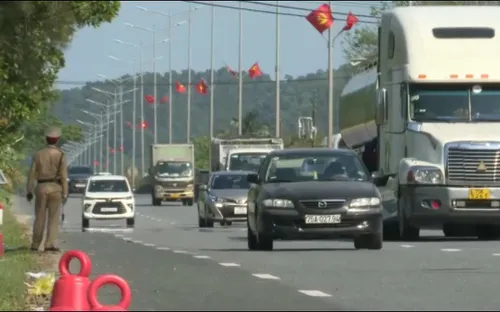 Lưu lượng giao thông tăng cao ngày Tết