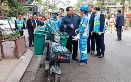 Thủ tướng Phạm Minh Chính thăm, chúc Tết công nhân môi trường Thủ đô