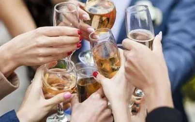 Uống rượu khi đói có khiến say nhanh hơn?