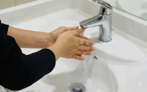 Cách phòng đau mắt đỏ dịp Tết khi tụ tập đông người