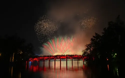 Hà Nội rực rỡ sắc màu pháo hoa chào xuân Bính Ngọ 2026