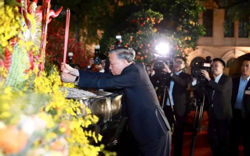 Tổng Bí thư Tô Lâm dâng hương tại Tượng đài Lý Thái Tổ, chúc Tết Đảng bộ và nhân dân Thủ đô Hà Nội