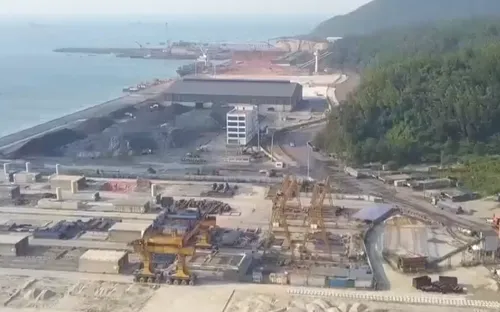 Các cảng biển tấp nập đón hàng hóa đầu năm