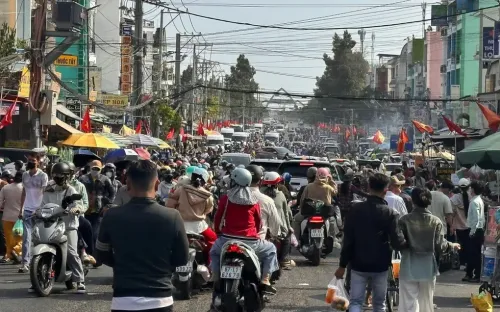 Biển người đổ về miếu Bà Chúa Xứ núi Sam cầu an, xin lộc ngày đầu năm