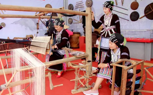 Nghề dệt thổ cẩm của người Lự: Những đóa hoa thêu trên nếp áo chàm