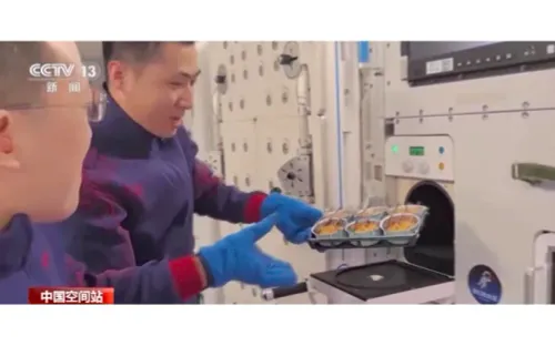 Phi hành gia Thần Châu 21 nướng bánh, hát karaoke đón Tết trên trạm Thiên Cung