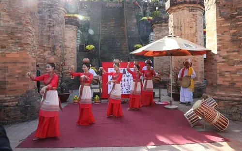 Hàng vạn người du xuân, dâng hương tại Di tích Quốc gia đặc biệt Tháp Bà Ponagar ngày đầu năm