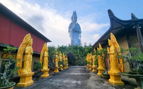 Hàng nghìn người đổ về chùa Minh Đức chiêm bái tượng Quan Âm cao 125m dịp Tết