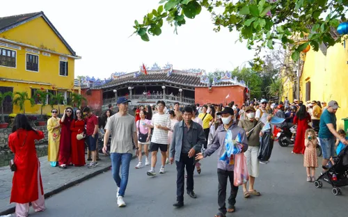 Phố cổ Hội An ken đặc du khách trong ngày đầu năm Bính Ngọ