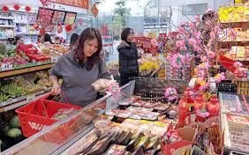 Nhiều cửa hàng mở bán trở lại, sức mua tập trung vào thực phẩm tươi sống