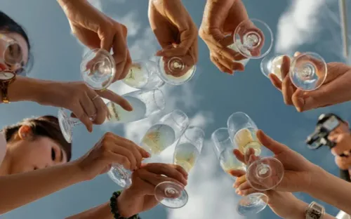 Bác sĩ cảnh báo “cái bẫy tửu lượng” và hiểm họa từ thuốc giải rượu cấp tốc