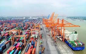 Cảng biển Bắc Trung Bộ sôi động ngay đầu năm, tăng tốc thông quan hàng hóa