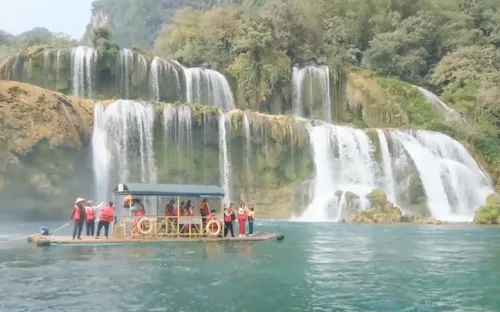 Thác Bản Giốc thu hút du khách đầu năm