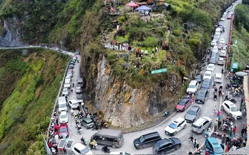 Dốc Thẩm Mã, Mã Pì Lèng tê liệt ngày mùng 4 Tết, du khách không tìm được chỗ ở