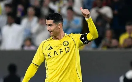 Cristiano Ronaldo lập cú đúp, đưa Al Nassr chiếm ngôi đầu