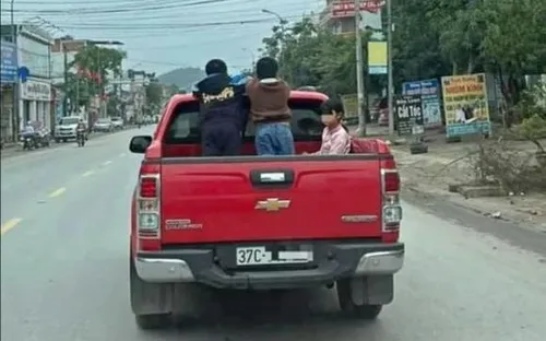 Chở người trên thùng xe bán tải: Nguy hiểm và có thể bị phạt tới 6 triệu đồng