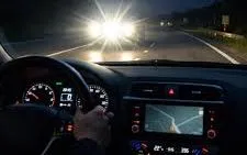 Tranh luận về độ sáng đèn pha: Giảm chói hay giữ nguyên vì an toàn?