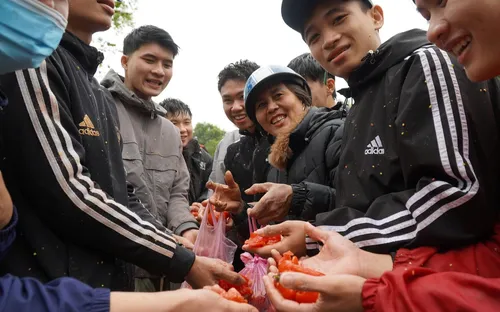 Hàng nghìn người đội mưa dự chợ Chuộng, ném cà chua cầu may đầu năm