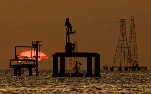 Giá xăng dầu hôm nay (24-2): Duy trì ở mức cao