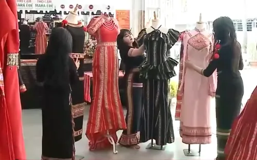 Sức sống mới của thổ cẩm Ê Đê giữa lòng đại ngàn