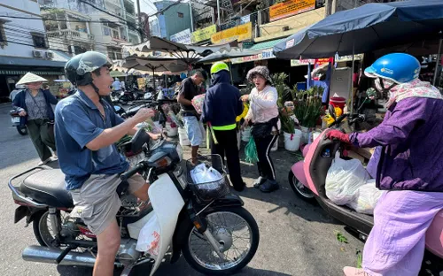 Một số mặt hàng cúng Thần Tài giá cao gấp đôi ngày thường