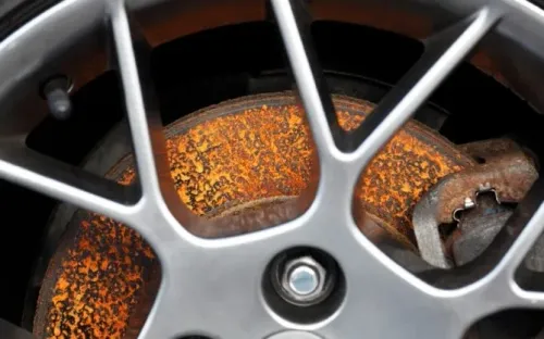 Xe để lâu dịp Tết: Cần kiểm tra ắc quy, lốp, phanh trước khi lăn bánh