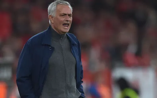 Mourinho theo dõi Benfica thua Real từ xe bus tại Bernabeu