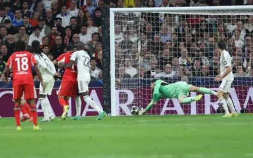 Courtois tiết lộ thừa hưởng phản xạ nhanh từ gia đình chơi bóng chuyền